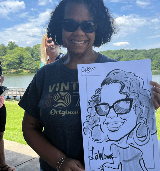Lady with sunglasses with her caricature